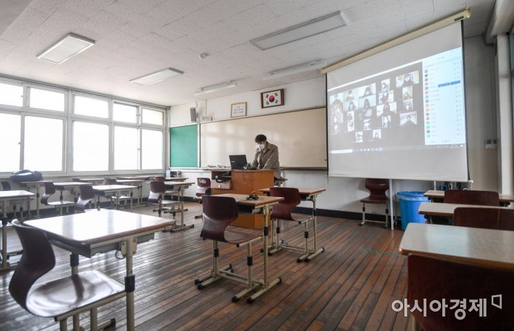 전국 중고등학교가 고3, 중3부터 온라인 개학을 시작한 9일 서울 마포구 서울여고 교실에서 선생님이 온라인으로 조회를 열고 출석 체크하고 있다./강진형 기자aymsdream@