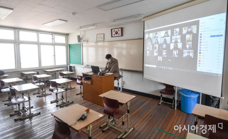 전국 중고등학교가 고3, 중3부터 온라인 개학을 시작한 9일 서울 마포구 서울여고 교실에서 선생님이 온라인으로 조회를 열고 출석 체크하고 있다./강진형 기자aymsdream@