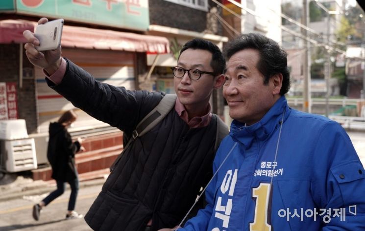 [포토] 기념사진 찍는 이낙연 후보