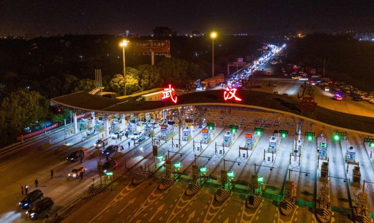 8일 신종 코로나바이러스 감염증(코로나19) 봉쇄가 해제된 중국 후베이성 우한에서 도시를 빠져나가려는 차량이 고속도로 터미널 톨게이트를 지나고 있다.<이미지:연합뉴스>