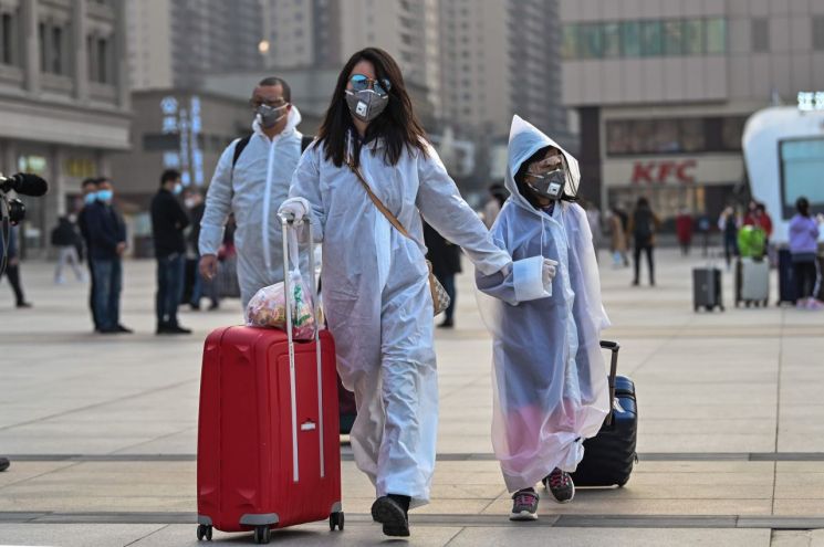 8일 중국 후베이성 우한시의 봉쇄 해제로 열차운행이 재개되면서 기차역으로 향하는 우한시 주민들의 모습 [이미지출처=연합뉴스]
