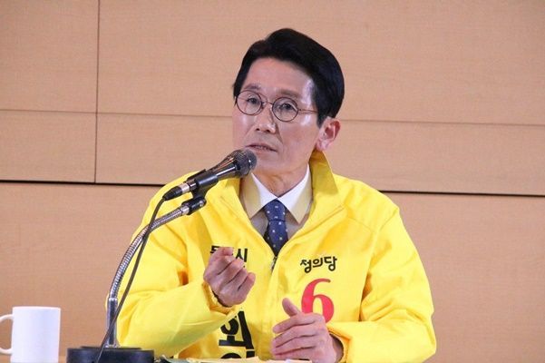 윤소하 후보가 시민사회토론회에서 공약을 발표하고 있다. (사진=윤소하 후보 사무실 제공)