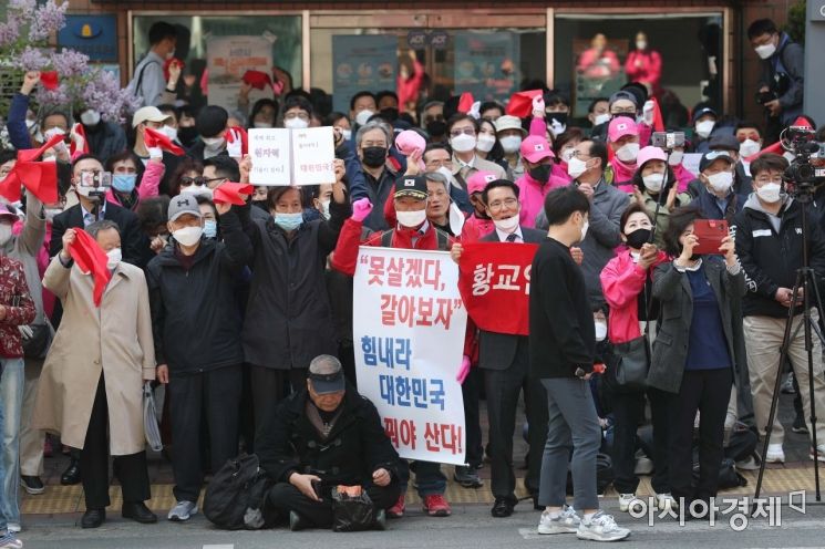 [포토]황교안 발언에 환호하는 지지자들 
