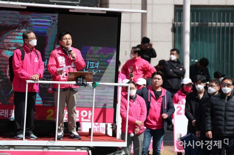 미래통합당 서울 종로 황교안 후보가 9일 창신3동 주민센터 인근에서 시민들에게 지지를 호소하고 있다. /문호남 기자 munonam@