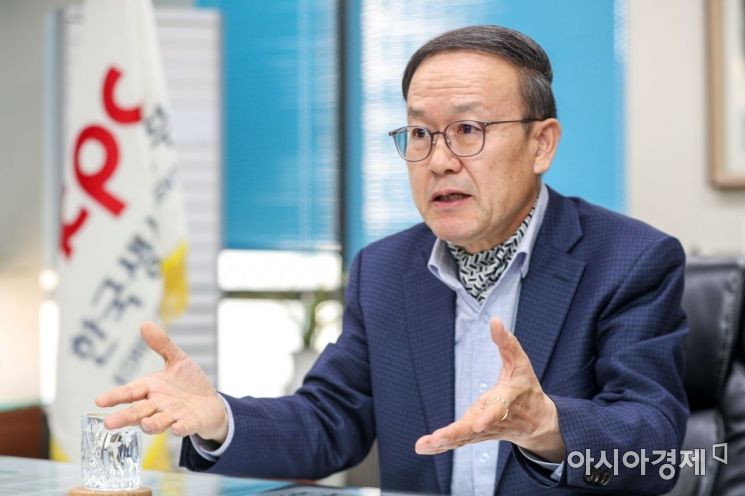 노규성 한국생산성본부 회장이 9일 서울 종로구 한국생산성본부에서 인터뷰 하고 있다./강진형 기자aymsdream@