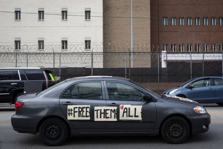 400여명의 코로나19 환자가 발생한 시카고 소재 교도소 앞에서 한 차량이 수감자들을 석방하라는 문구를 적은채 주차돼있다. [이미지출처=AP연합뉴스]