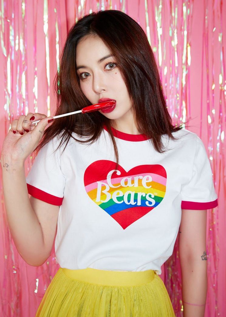 핑크 케어베어 안고 있는 현아