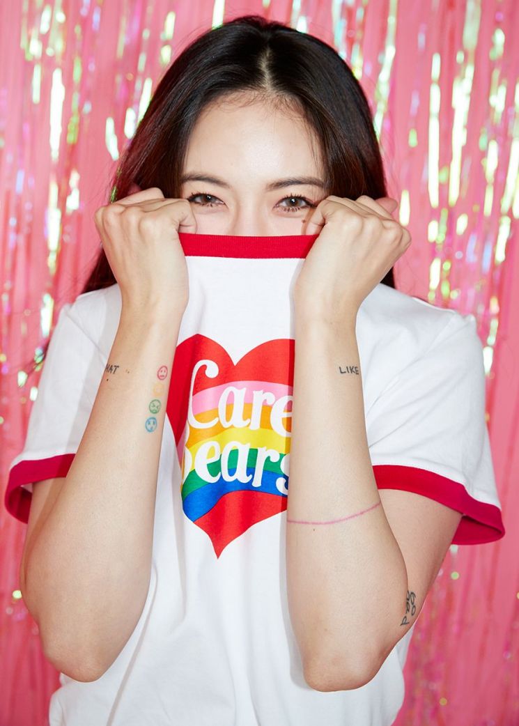 핑크 케어베어 안고 있는 현아