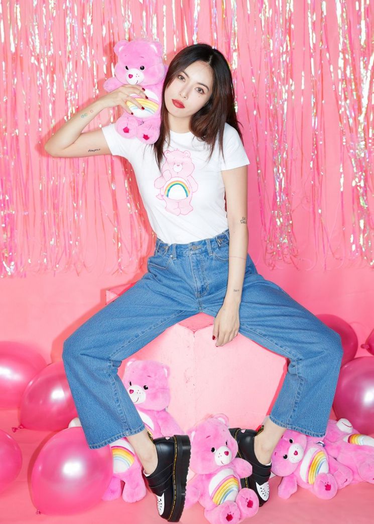 핑크 케어베어 안고 있는 현아