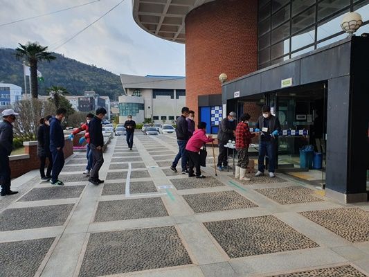  ‘소중한 한 표’ 행사하는 완도읍 주민들