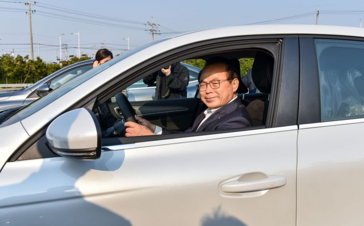 오거돈 부산시장이 르노삼성자동차 부산공장 내 주행시험장에서 XM3를 시승하고 있다.(사진=르노삼성)