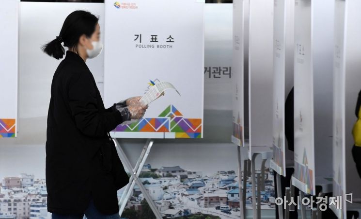 총선 사전투표…오후 5시 누적투표율 24.95%(상보)