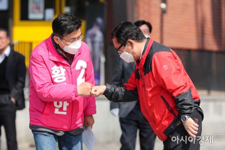 [포토]지지자와 주먹인사하는 황교안 후보
