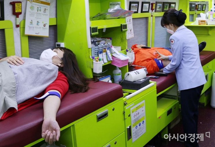 오렌지라이프는 신종 코로나바이러스 감염증(코로나19) 확산으로 혈액 수급이 어려워진 의료현장을 지원하기 위해 임직원 헌혈 캠페인을 진행했다고 10일 밝혔다.
