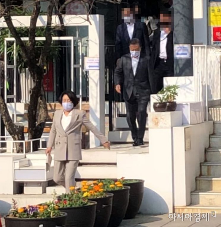 10일 오전 9시께 청와대 인근 삼청동 주민센터에 마련된 사전 투표소에서 21대 총선 투표를 마친 문 대통령 내외.사진=독자제공·한승곤 기자 hsg@asiae.co.kr