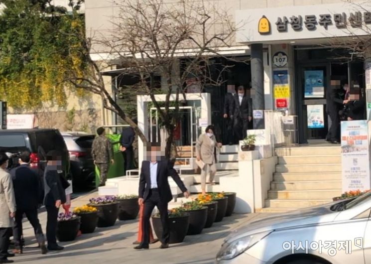 10일 오전 9시께 청와대 인근 삼청동 주민센터에 마련된 사전 투표소에서 21대 총선 투표를 마친 문 대통령 내외.사진=독자제공·한승곤 기자 hsg@asiae.co.kr