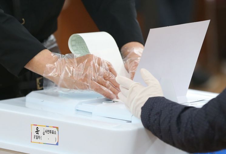 마스크·비닐장갑 착용한 유권자 "투표 절차 불편하지 않아"
