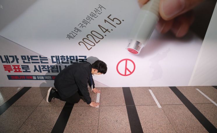 마스크·비닐장갑 착용한 유권자 "투표 절차 불편하지 않아"