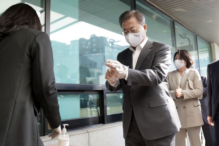 文대통령, 청와대 인근서 사전투표 참여…'마스크·위생장갑' 착용