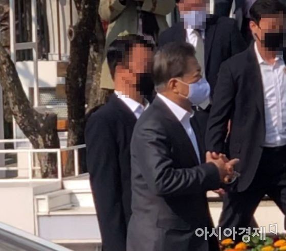 10일 오전 9시께 문재인 대통령이 청와대 인근 삼청동 주민센터에 마련된 21대 총선 사전 투표소를 방문하고 있다.사진=독자제공·한승곤 기자 hsg@asiae.co.kr