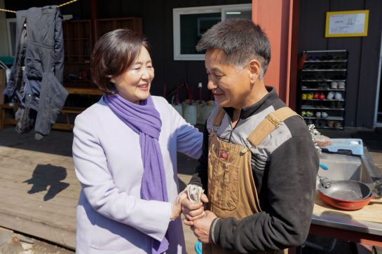 박영선 중소벤처기업부 장관(왼쪽)이 10일 강원 속초 장사동 소재 진성폐차장을 찾아 김재진 사장의 손을 잡으면서 밝게 웃고 있다. 진성폐차장은 지난해 4월 강원 지역 대형 산불로 인해 피해를 입었던 곳으로 박 장관은 1년 만에 이곳을 다시 찾아 복구된 모습 등을 살펴봤다.