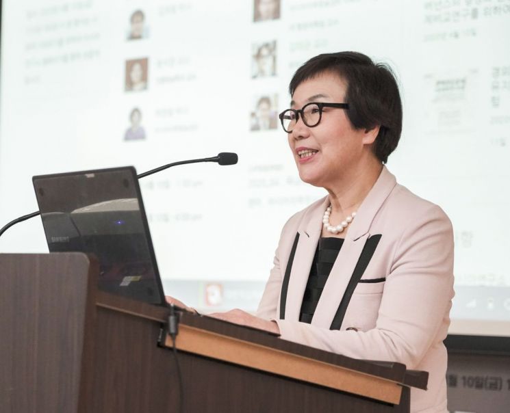 이미경 코이카 이사장이 10일 코이카가 주최한 ‘코로나19 시대, 재난 거버넌스의 형성과 전망 : 국제비교연구를 위하여’ 학술대회에 참가해 인사말을 하고 있다.