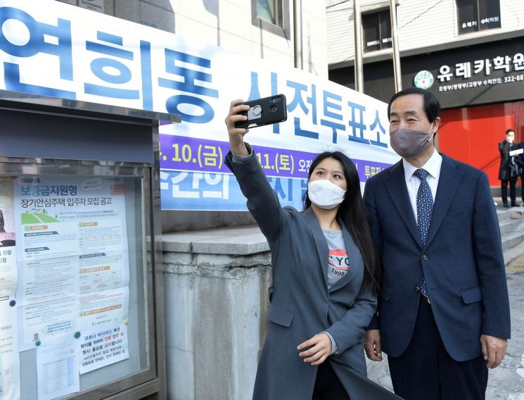 [포토]문석진 서대문구청장 총선 사전투표 후 인증샷