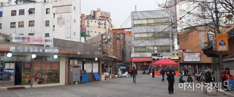 10일 오후 서울 종로구 종로2가 인근 '돼지국밥' 골목. 주말을 앞두고 시민들이 모여 바둑을 두는 등 여가 시간을 보내고 있다. 사진=한승곤 기자 hsg@asiae.co.kr