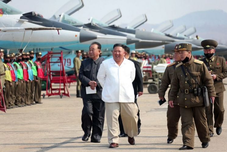 김정은 북한 국무위원장이 서부지구 항공 및 반항공사단 관하 추격습격기연대를 시찰했다고 12일 조선중앙TV가 보도했다. 늘어선 전투기와 비행사들을 보며 김 위원장이 활짝 웃고 있다.