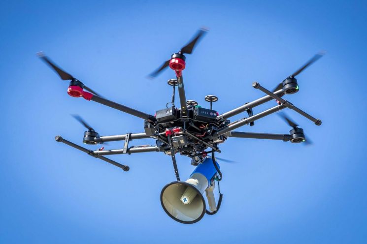 네덜란드에서 스피커가 달린 드론을 띄워 사회적 거리두기 실천 권고를 하고 있다. [이미지출처=연합뉴스]