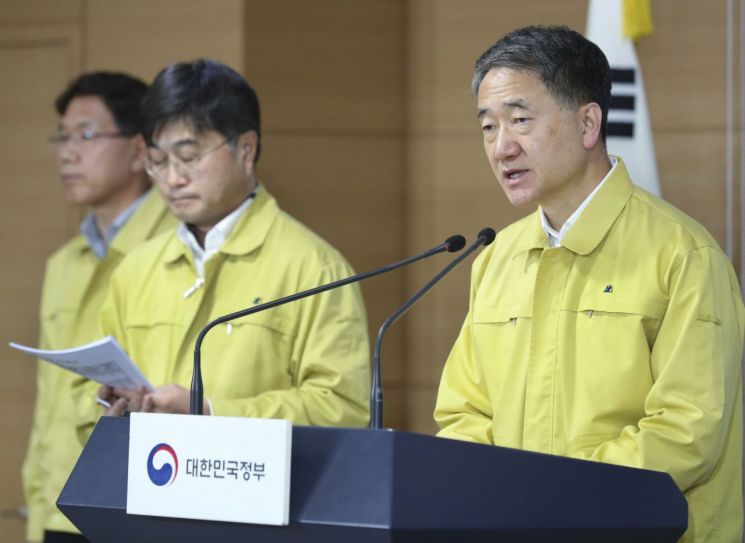 박능후 중앙재난안전대책본부 1차장(보건복지부 장관)이 12일 정부서울청사에서 열린 브리핑에서 발언하고 있다.<복지부 제공>