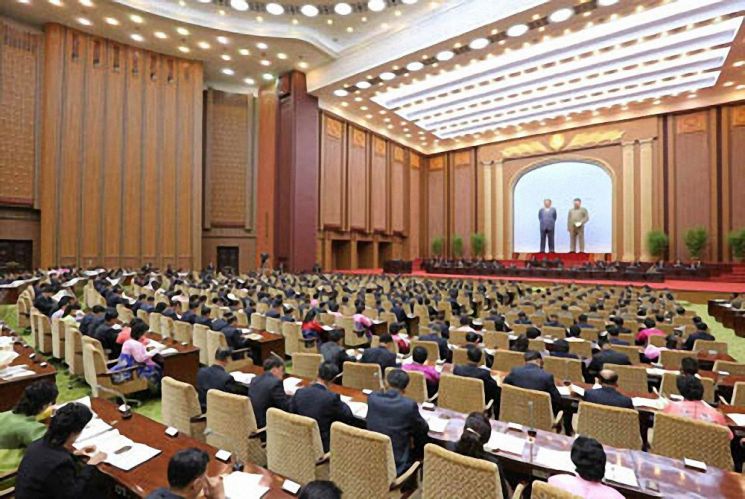 북한은 지난 12일 평양 만수대의사당에서 최고인민회의 제14기 제3차 회의를 열었다. 신종 코로나바이러스 감염증(코로나19) 사태 속에서 열린 이번 회의에는 전국에서 선출된 대의원 687명이 참석했다.