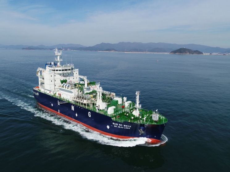아시아 최초의 LNG 벙커링 겸용 선박인 SM 제주 LNG 2호선이 항해하는 모습.(사진제공=한국가스공사)