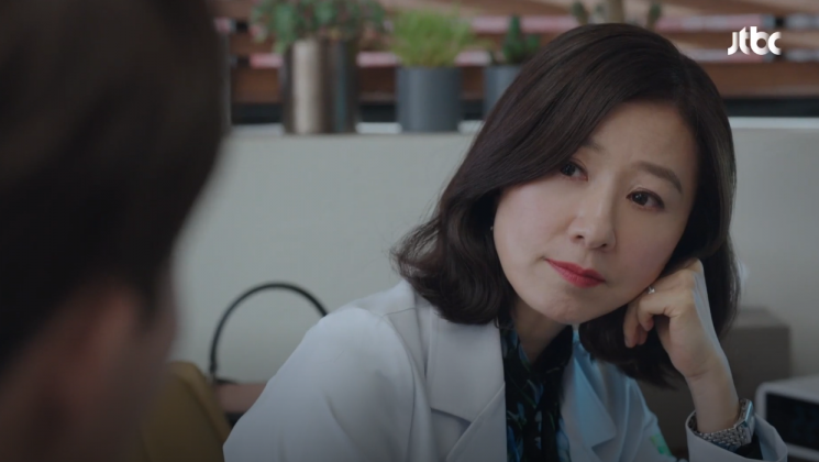 그윽한 눈빛의 지선우 선생님