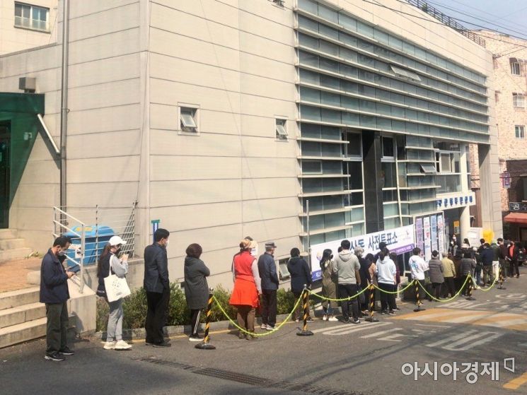 지난 11일 서울시 은평구의 한 사전투표소. 시민들이 투표를 하기 위해 줄지어 있다./사진=강주희 인턴기자 kjh818@aisae.co,kr
