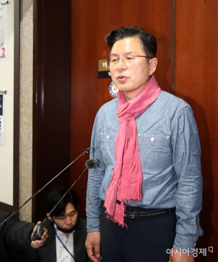 황교안 미래통합당 대표가 13일 국회에서 열린 최고위를 마치고 회의실을 나서고 있다. 이날 미래통합당은 최고위원 만장일치로 세월호 유족과 관련해 원색적 발언으로 논란을 일으킨 차명진 경기 부천병 후보를 제명하길 결정했다./윤동주 기자 doso7@