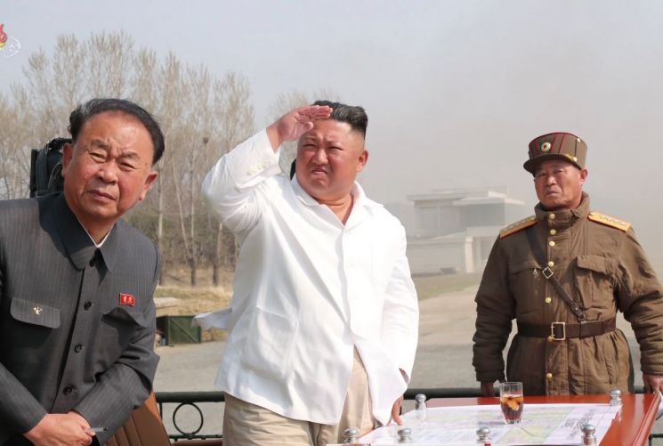 김정은 북한 국무위원장이 서부지구 항공 및 반항공사단 관하 추격습격기연대를 시찰했다고 지난 12일 조선중앙TV가 보도했다. 김 위원장이 손으로 햇빛을 가리며 이륙하는 전투기를 응시하고 있다.