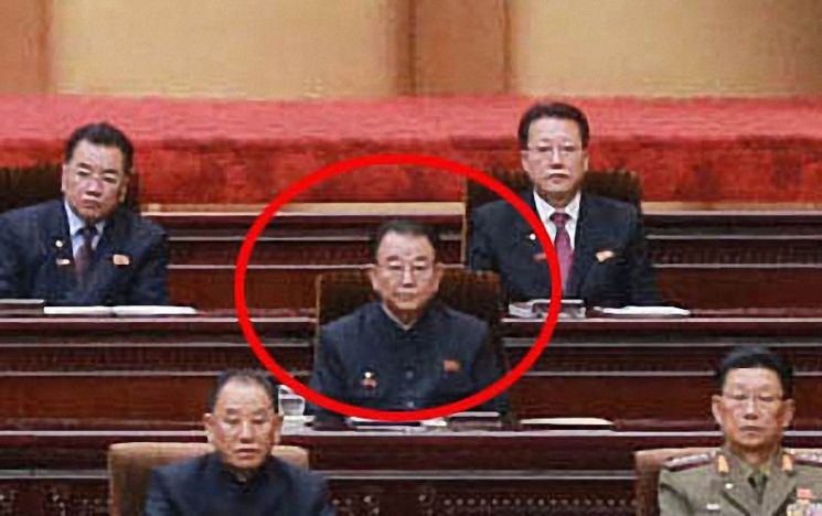 지난 2월말 북한 매체를 통해 '현직에서 해임했다'고 호명된 리만건 전 노동당 조직지도부장이 11일 노동당 정치국 회의에 이어 12일 최고인민회의 주석단에 앉은 것으로 확인됐다. 이에 따라 그가 고위층 기강을 잡기 위한 '상징적 조치'의 일환으로 조직지도부장 보직에서만 해임된 채 정치국 위원, 국무위원 자격 등은 여전히 유지할 가능성을 배제할 수 없다.
