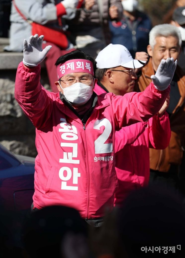 미래통합당 서울 종로 황교안 후보가 13일 서울 종로구 낙원상가 앞에서 시민들에게 지지를 호소하고 있다. /문호남 기자 munonam@