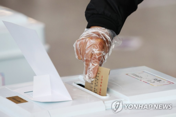 제21대 국회의원선거 사전투표 첫날인 10일 서울시 용산구에 마련된 사전투표소에서 한 시민이 비닐장갑을 착용한 채 투표하고 있다/사진=연합뉴스
