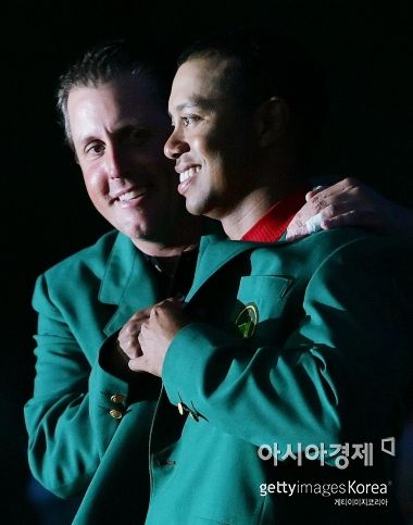 2004년 마스터스 챔프 필 미컬슨(왼쪽)이 2005년 타이거 우즈 우승 당시 전통에 따라 그린재킷을 입혀주는 장면.