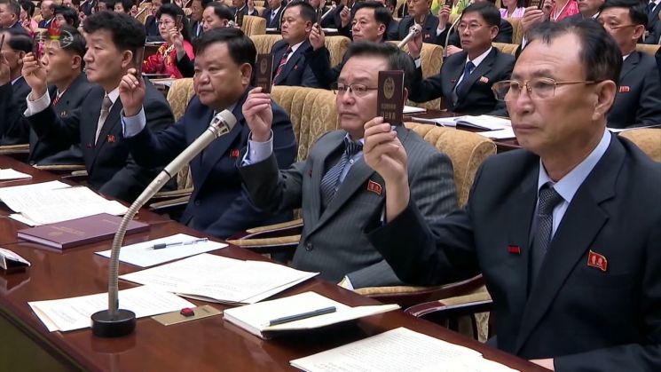 북한 최고인민회의 제14기 제3차회의가 지난 12일 만수대의사당에서 열렸다고 조선중앙TV가 13일 보도했다. 대의원들이 '최고인민회의 대의원증'이라고 적힌 대의원증을 들고 있다.