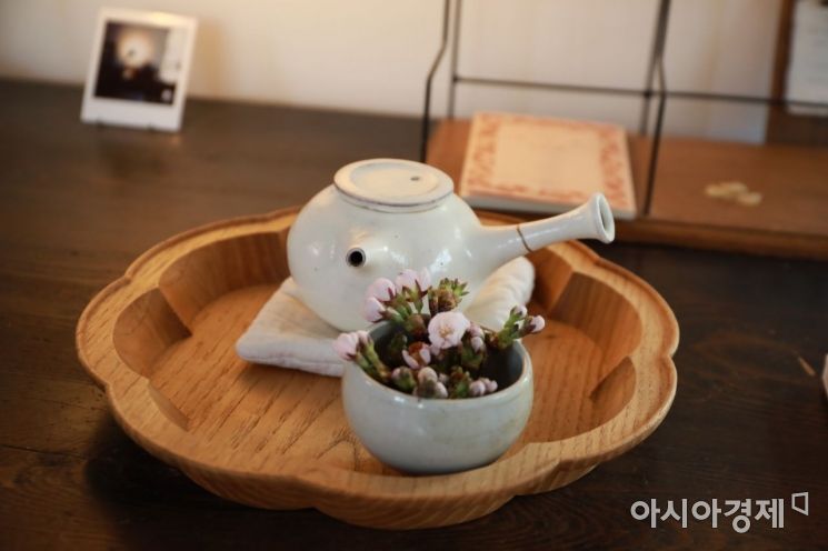 직접 제작한 다구(茶具)들은 제각각의 모양과 형태를 지녀 시선을 사로잡는다. 사진 = 김희윤 기자
