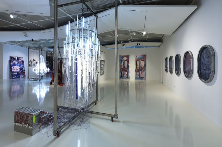 형광등으로 만든 거대한 샹들리에…롯데갤러리 잠실 '러닝 프로세스'展