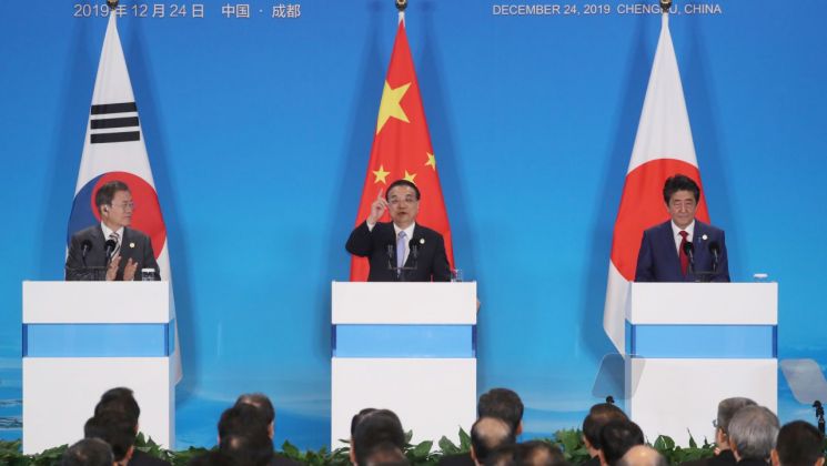지난해 12월 리커창 중국 총리(가운데)가 쓰촨성 청두세기성 국제회의센터에서 한중일 정상회담 후 공동 언론발표를 하고 있다. [이미지출처=연합뉴스]