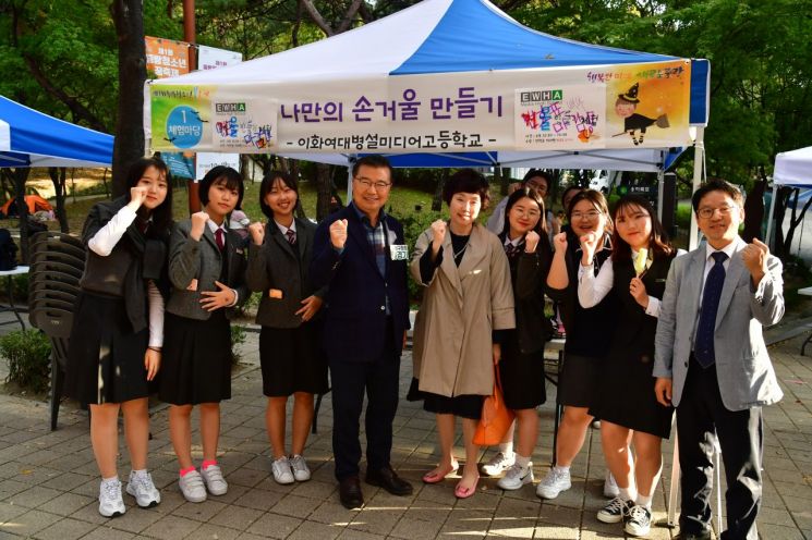 류경기 중랑구청장(가운데)가 제1회 중랑청소년꿈축제에서 이화여대병설미디어고등학교 체험부스를 방문했다.