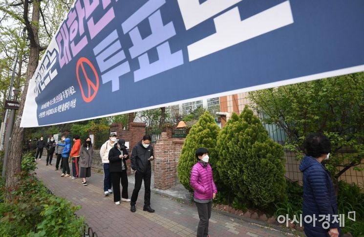 제21대 국회의원선거가 실시된 15일 서울 광진구 구의3동 제1투표소에서 시민들이 투표를 위해 줄을 서 있다./김현민 기자 kimhyun81@