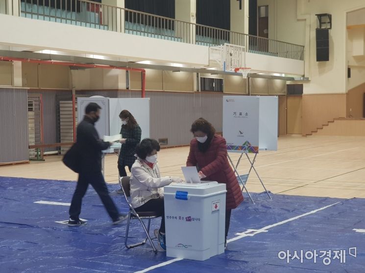 상도1동 제1투표소가 설치된 서울 강남초등학교 체육관에서 유권자들이 투표를 하고 있다.