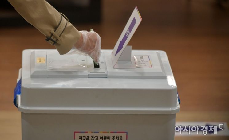 전국적으로 제21대 국회의원 선거가 실시된 15일  서울 종로구 교남동 제3투표소에서 한 유권자가 소중한 한 표를 행사하고 있다./윤동주 기자 doso7@