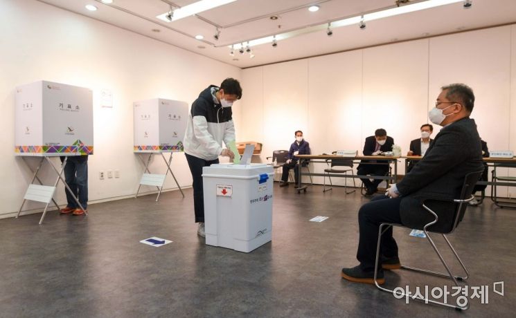 제21대 국회의원선거일인 15일 서울 종로구 혜화아트센터에 마련된 투표소에서 유권자들이 투표하고 있다./강진형 기자aymsdream@